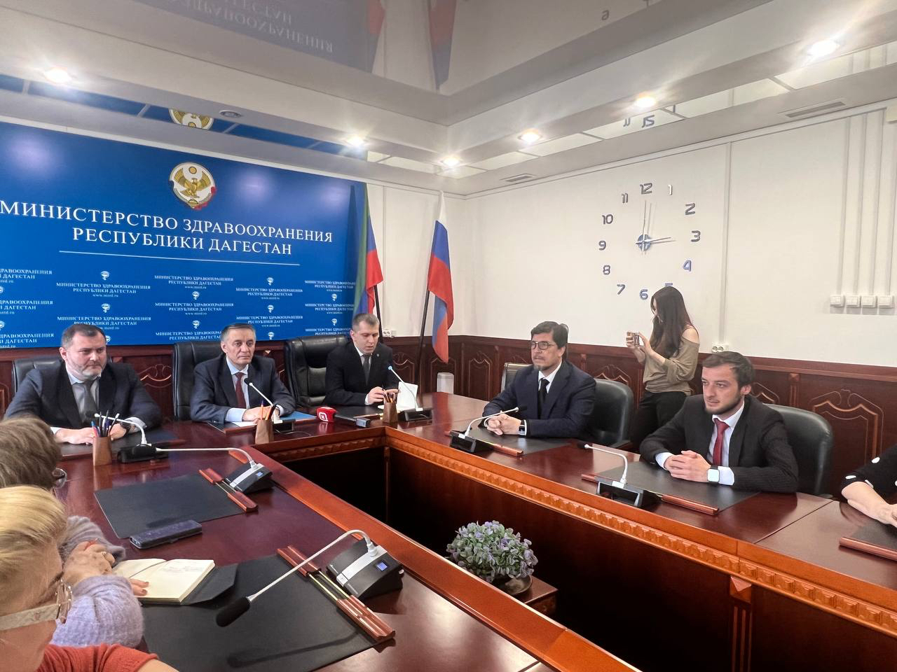 Вице-премьер РД Абдурахман Махмудов представил участника программы «Время героев» Магомеда Валихова в качестве замминистра здравоохранения РД